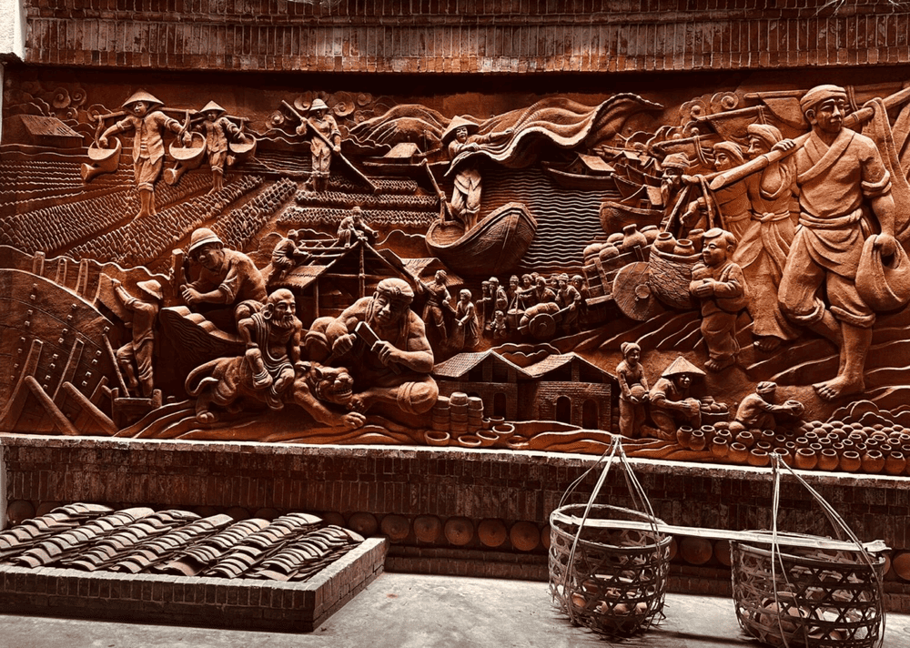 Intricate ceramic carvings showcase the beauty of the everyday labor of the Vietnamese (Source: Thanh Ha Terracotta)